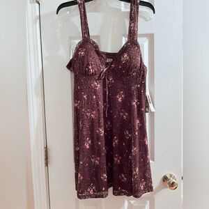 Chic Floral Lace Chemise in Burgundy